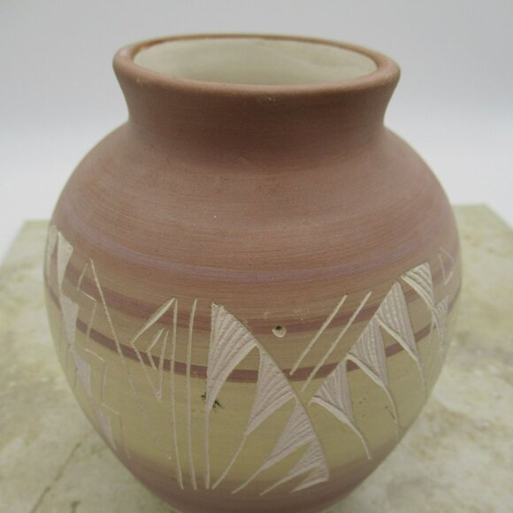 Navajo Mesa Verde Pottery Vase Signed M Jones 5.5" Neutral Brown Beige NAV USA - Picture 14 of 14